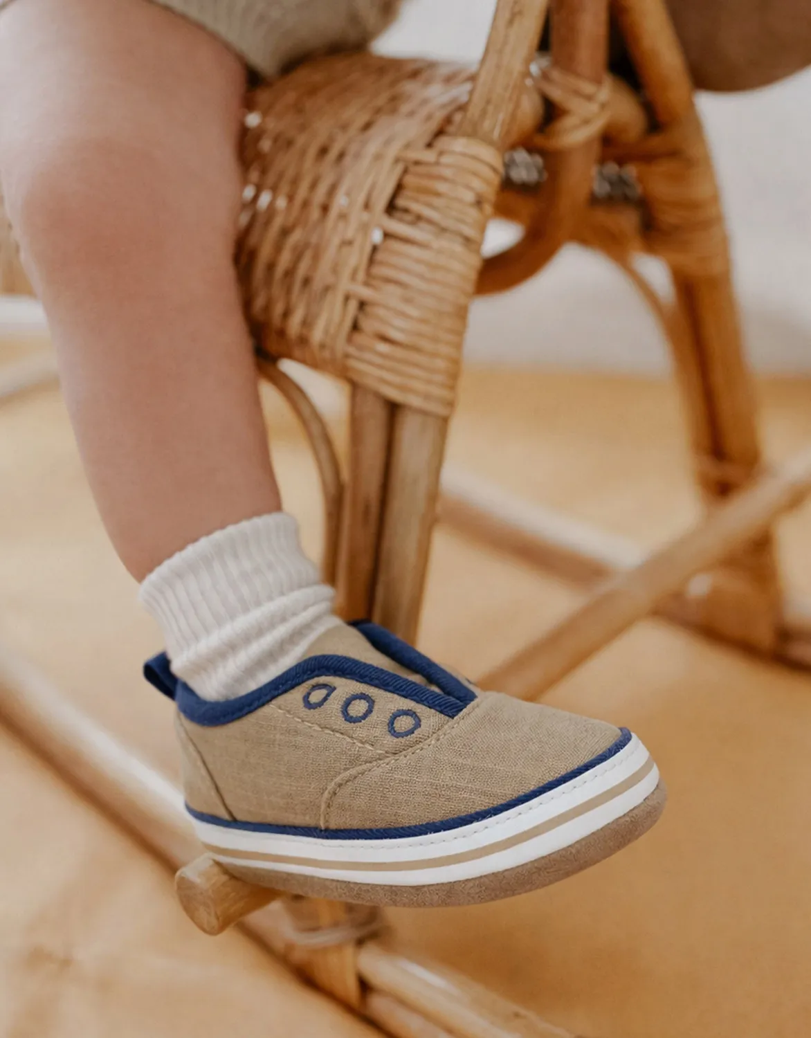 Robeez First Kicks Calder baskets bébé taupe slip-on