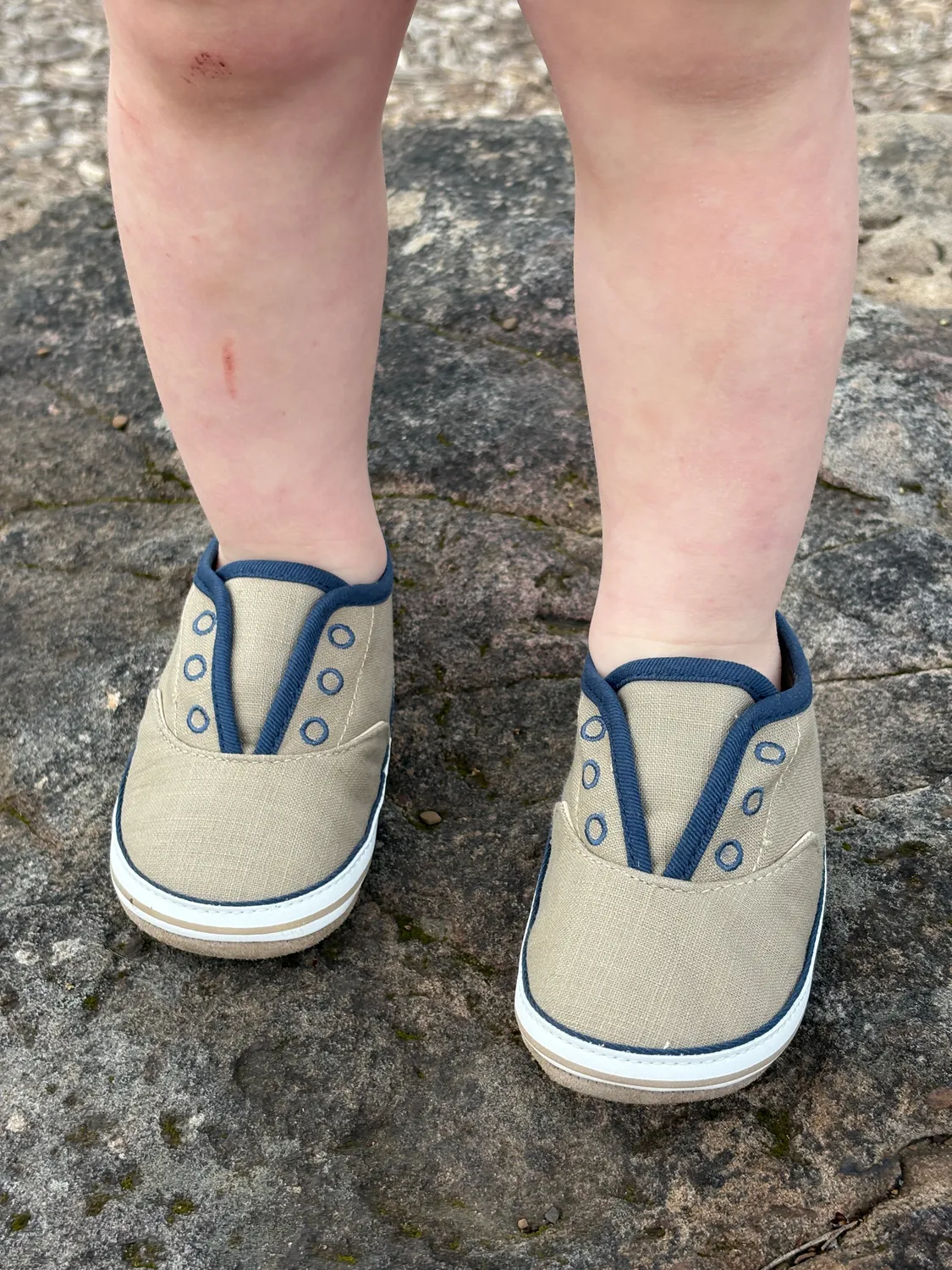 Robeez First Kicks Calder baskets bébé taupe slip-on