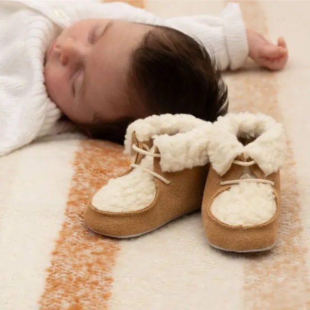 Le Petit Fils du Cordonnier Dolmen chausson bottine camel fourrure