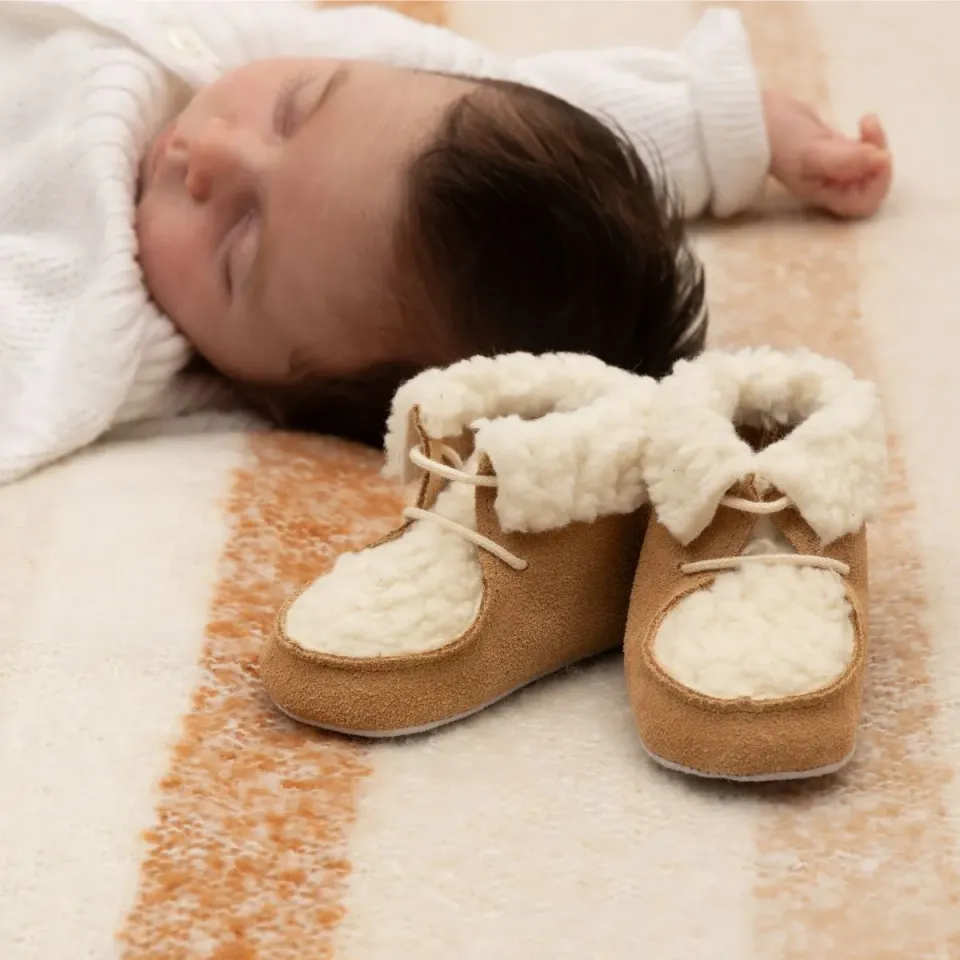 Le Petit Fils du Cordonnier Dolmen chausson bottine camel fourrure